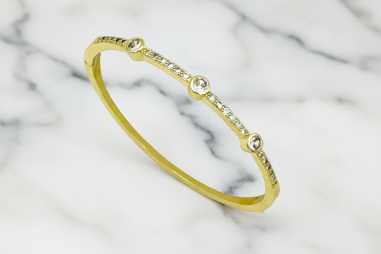 Lorena delicate bracelet with sparkling cubic zirconia stones, featuring a fine chain and elegant design.