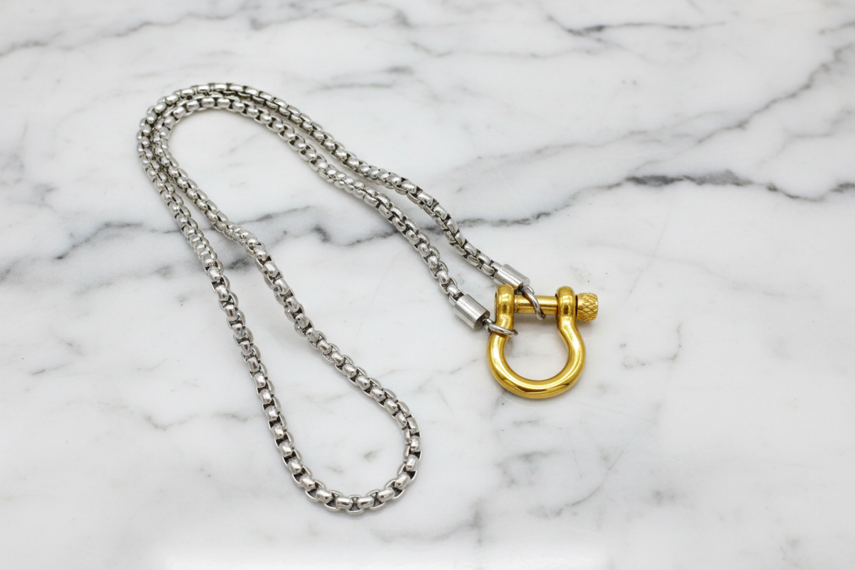 18-inch DX Collection box chain necklace with horseshoe clasp, showcasing a sleek, polished jewelry piece.