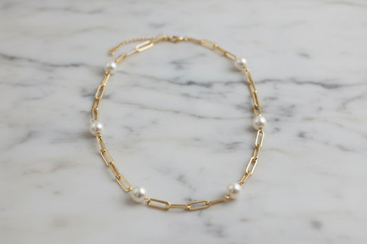Lorena gold and pearl paper clip necklace showcasing a stylish jewelry piece with gold-tone metal and elegant pearl accents.